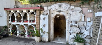 발현의 성모 성지 / 세 분수 동굴 (산투아리오 델라 베르지네 델라 리벨라치오네 / 그로타 델레 트레 폰타네)